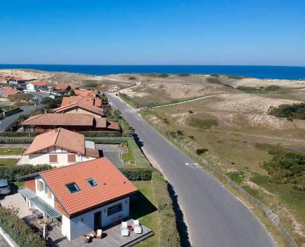 Modern Beach Villa 150m from the Atlantic surf, Rezervasyon  Akitanya otoparklı oteller, Otopark