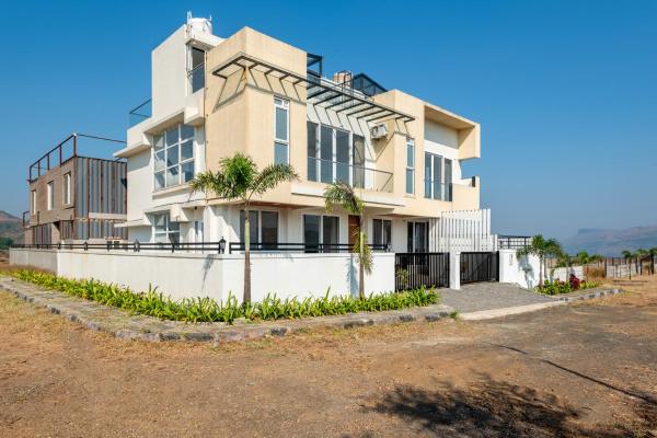 ELIVAAS White House 4-BHK Villa with Panoramic Hill Views, Glass Room, Outdoor Pool & Dam nearby, Rezervasyon  Igatpuri 