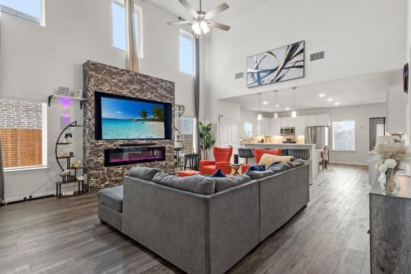 Lux Villa Private Backyard • 86” TV• Theater •Pong, Rezervasyon  Heath Teksas