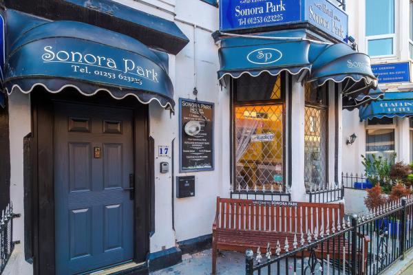 Entire Sonora Park Hotel Sleeps 37 Central Pier, Rezervasyon  Blackpool Lancashire