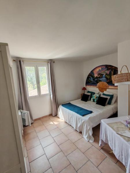 Chambre d'hôtes, à la nuitée 2, Rezervasyon  Rhône-Alps Otoparklı Oteller, Otopark