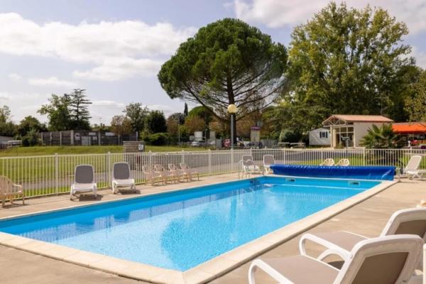 ZEcamping 3 animaux acceptés piscine et restaurant, Rezervasyon  Saintes Havuzlu Oteller, Yüzme Havuzu