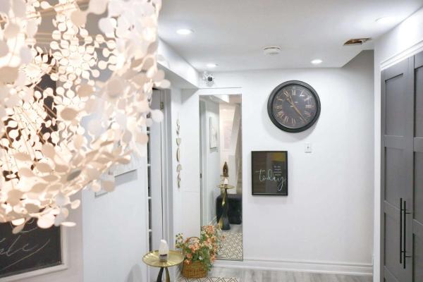 Ivy Den, Rezervasyon   