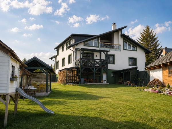 Slow Mountain Family Base - Spacious 2BR Apartment, 2 Bath, Sleeps 8 with Mountain View and Backyard in Liptov, Rezervasyon Daire Liptovská Kokava High Tatras