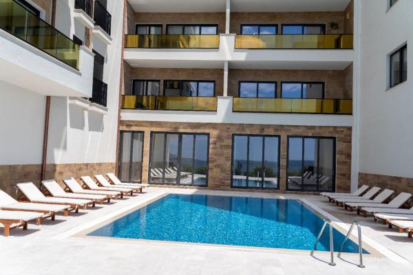 Golden Beach Residence - Luxury Apartments, Rezervasyon  Gjashtë Havuzlu Oteller, Yüzme Havuzu