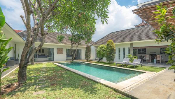 Villa Alana, 3 BR Villa in Kerobokan, Rezervasyon  Kalimantan Havuzlu Oteller, Yüzme Havuzu