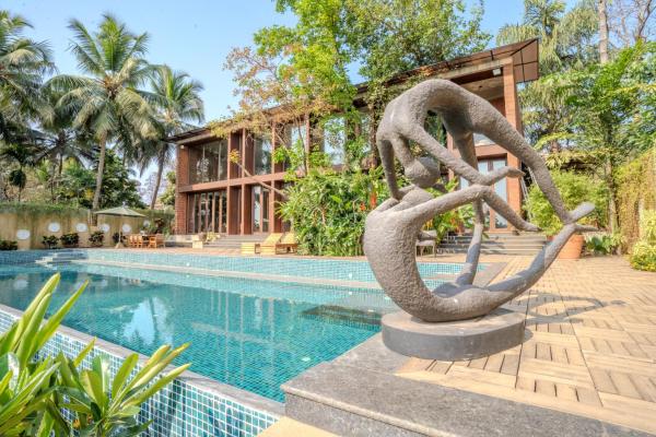 ELIVAAS The Glass Villa - An ultra-luxurious 4-BHK villa with an infinity pool, Rezervasyon  Aldona Goa