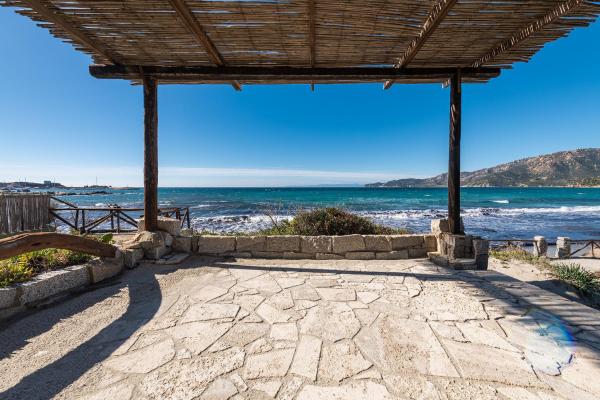 Elegante Villa WI-FI GRATIS con terrazza sul mare quasi a toccare l\acqua, Rezervasyon  Campu Longu Sardinya