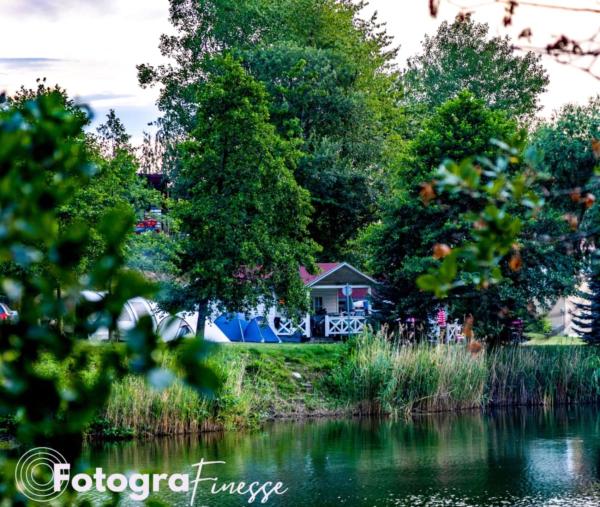 Forteca, rustykalne drewniane domki nad brzegiem stawu, łazienki współdzielone, Rezervasyon  Lower Silesia otoparklı oteller, Otopark