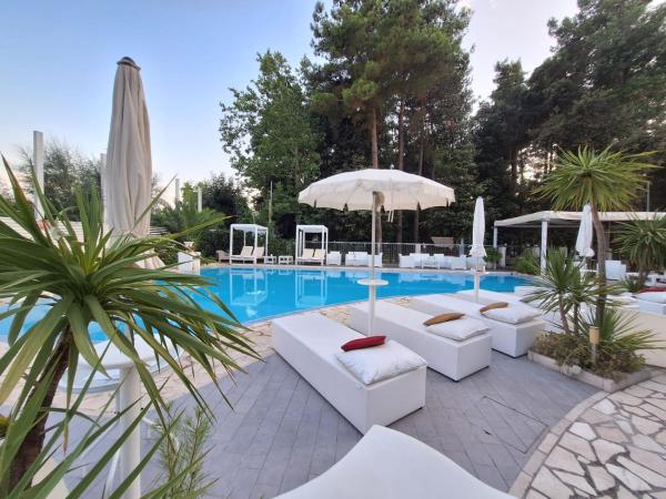 Biancopineta San Salvo marina, Rezervasyon  Abruzzo havuzlu oteller, Yüzme Havuzu