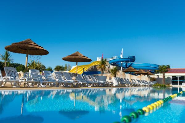 Camping Officiel Siblu Les Charmettes, Rezervasyon  Akitanya otoparklı oteller, Otopark
